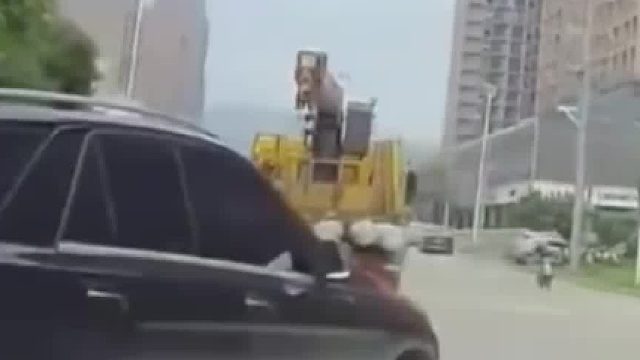 奔驰车被电线杆“穿膛”，幸好是无人受伤