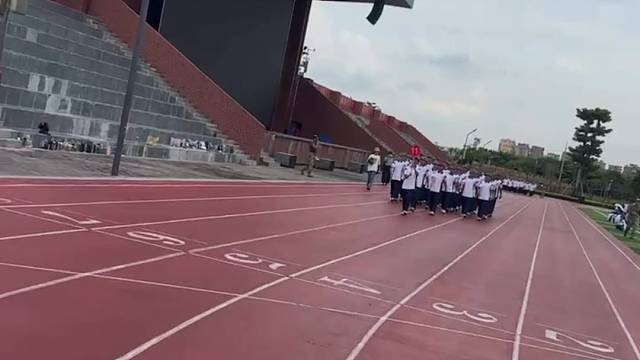 人家军训我干活。。热死了