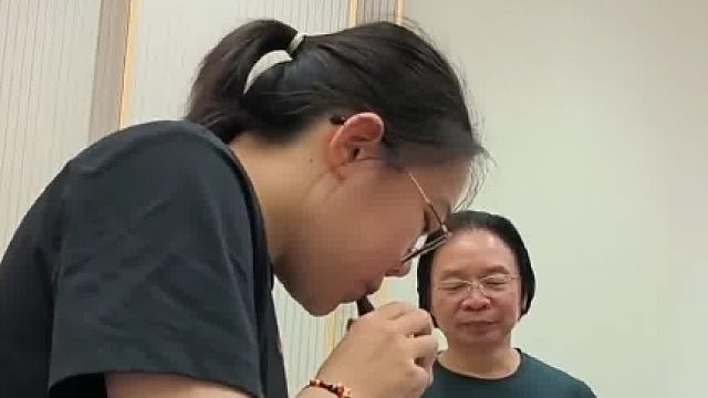 一大学生突然被老师点起来，网友：玩的就是刺激