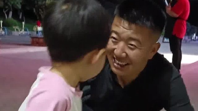 一女孩每天期待的爸爸休假了，看到那一刻泪目了