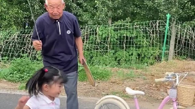 不是挺得瑟吗？怎么爸爸一来你就怂了，有本事你别跑呀