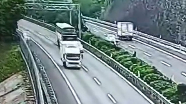 以前这种小车司机在高速路上能被打死…