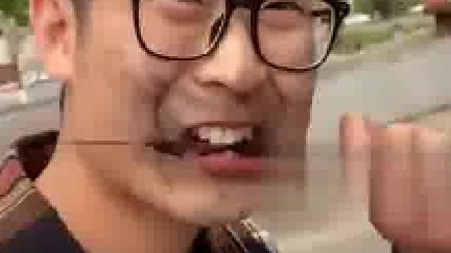 当公司团建时，领导负责“主烤”。男子还在纠结到底吃不吃时，旁边的小哥哥都快升到副总了