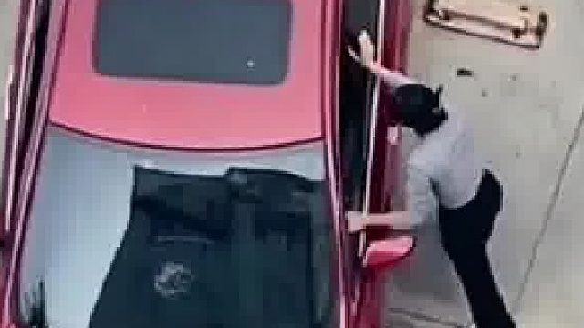 她居然打对了方向盘