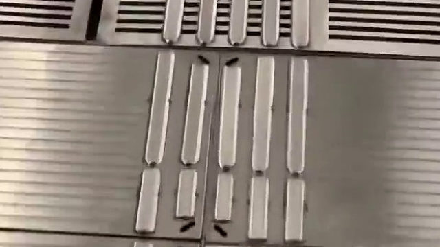 地铁站这个盲道为什么不修成一条直线，非要转弯呢？