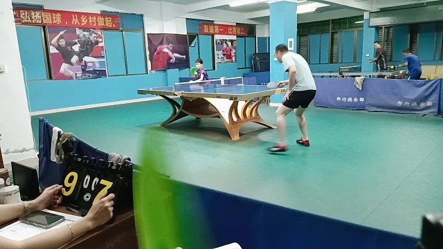 被小孩打倒在地