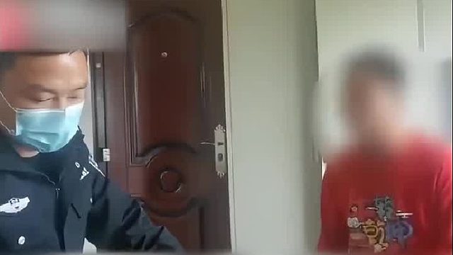 男子高速路口倒车，连续撞击车。司机被扣12分，当场气哭。。