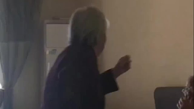 “不给你来两下，你就分不清这个家谁说了算了”