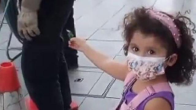 哈哈哈脱手套很迅速，接糖果时却很小心