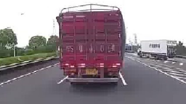 这可太稳了，方向盘一动不动，刹车灯都不亮一下