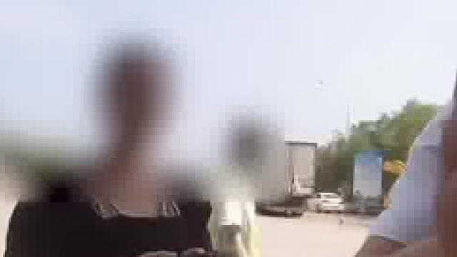 5人小车坐了6人超员被查，女子不满：孩子不要了扔你一个行吗