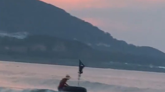 起猛了，看到路飞在用内胎当船，再睡会