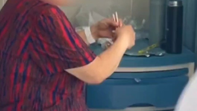 老人帕金森手抖不停，吃饭夹菜都费劲怎么办