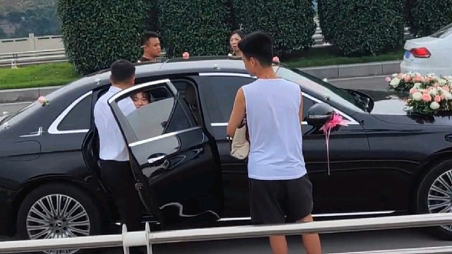 邻居新郎结婚花88一个车整一个清一色奔驰当婚车