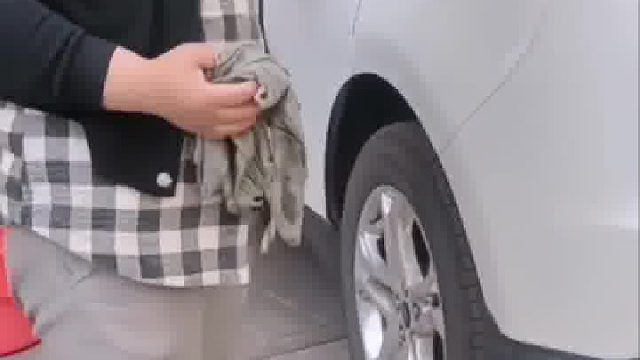 发现邻居阿姨在擦自家车，好心提醒阿姨擦错车了