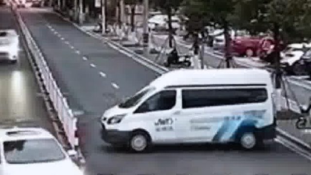 万万没想到，马路中间多了个车！