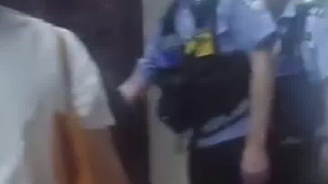 “你再哭警察叔叔来抓你了”孩子哭闹不止，妈妈吓唬式教育，民警温柔安慰：不会抓你，不要害怕