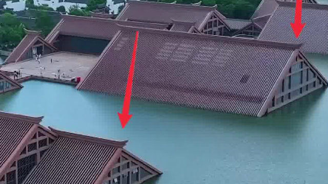 你没看错，房屋确实建在水里面