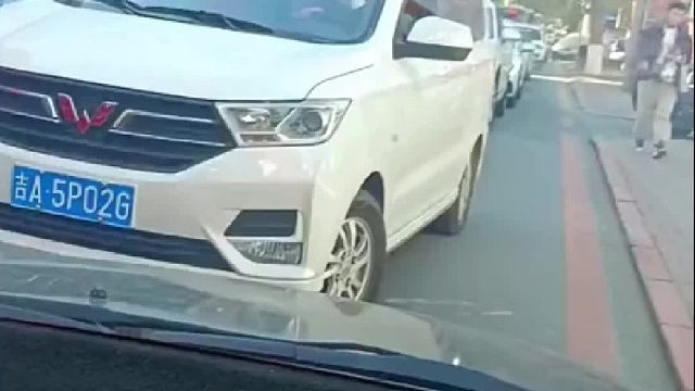 早高峰碰见豪横司机大哥不服就干！