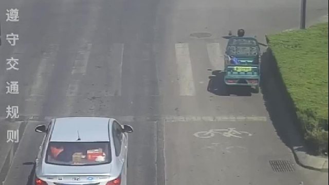 电动三轮车”任性“闯红灯，车损人伤但要全责！