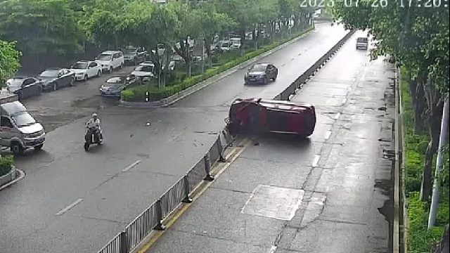 红色小车正常行驶却遭来横祸，被驶出主道的灰色小车撞翻！