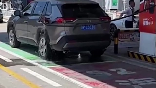 汽车加油全部溢出！