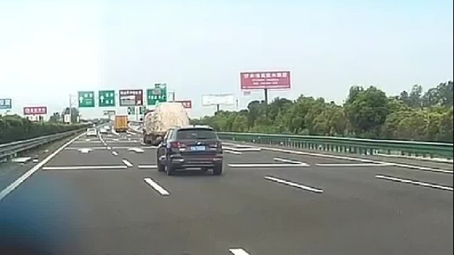 一车连续变道引发事故！