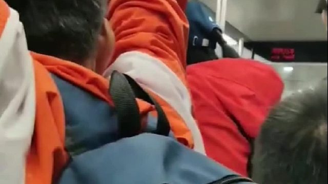 这一幕太暖心了！看到小伙累到站在地铁上睡着了，妈妈起身让孩子去叫男子来坐