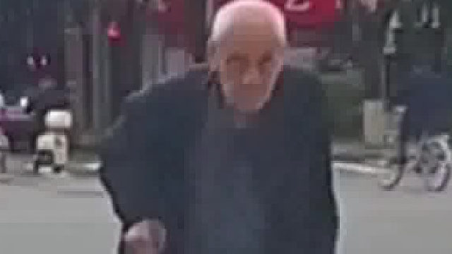 男子在斑马线前让行，面相很凶的老爷爷突然转身，结果一个动作让男子感动