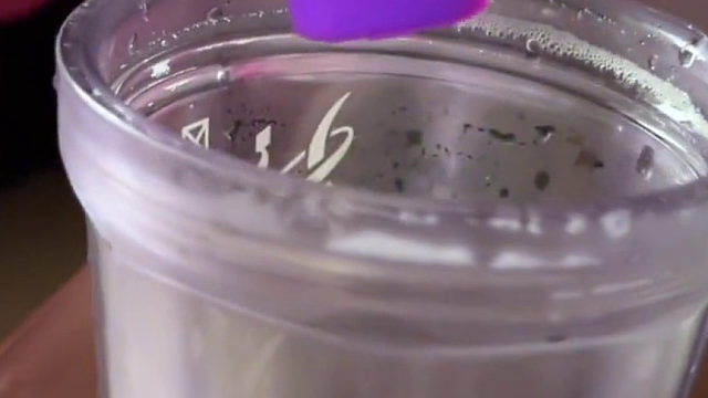 某品牌500ml的饮品正好被390ml的容器装下？网友：缺斤少两的也太过分了吧