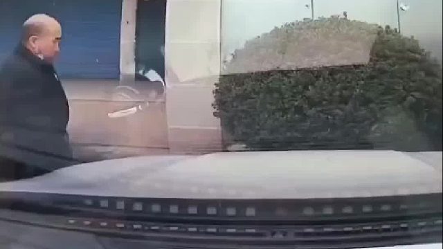 突然到别人车前蹲下，你在干嘛！我走，留你一个人在那尴尬