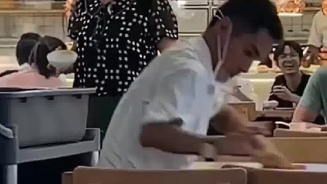 网友吃饭遇服务员小哥擦桌子，动作行云流水，惊呆路人，网友：感觉他很热爱自己的工作！