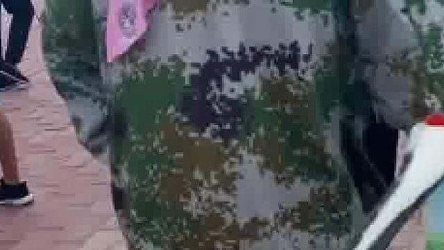 一看就是个“惯偷”啊，还带着大长镊子