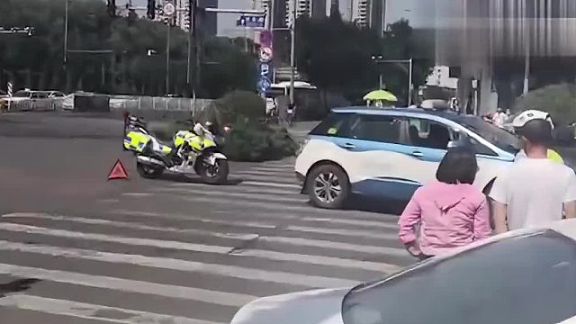 老太太闯红灯被撞住院，家属奇闻索要巨额医药费交警：司机无责！