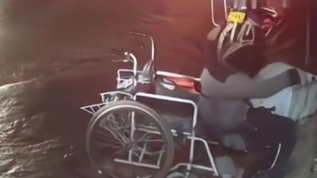 他的双腿无法承受他的无比崇高的精神