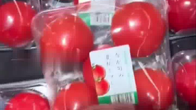 “日本人自己都不吃福岛产的蔬菜”。网友在日本逛超市发现核辐射地区商品无人问津