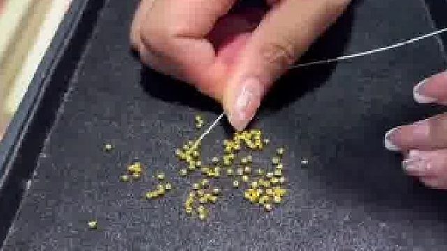 小哥来店给女友选手链，选了半天都不愿意