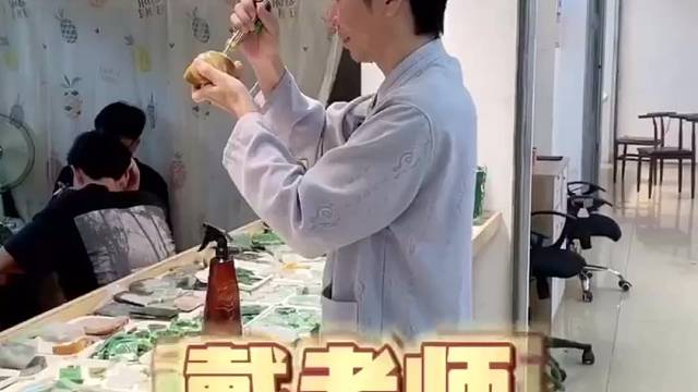 儿子结婚不摆酒席？还要买翡翠手镯送儿媳？