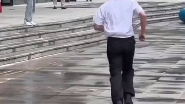下雨天大家一定要小心，注意地滑，哈哈哈，笑死了
