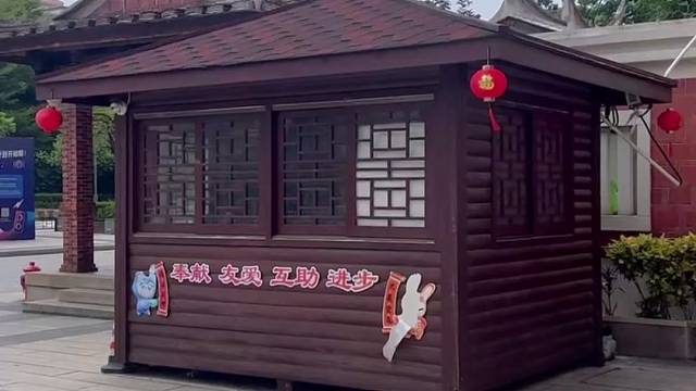 户外景观四角木屋保安亭安装效果