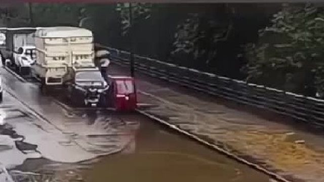 第一个直接报警，肇事逃逸！