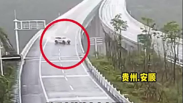 雨天路滑车速快，小车高速连撞三次护栏！