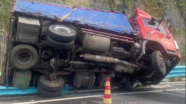 40“迈”的速度也侧翻？超载运输真的很危险！