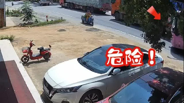 跟车距离太近客车避让撞上三轮车！