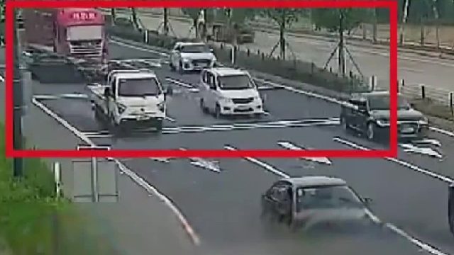 因大货车随意变道引发三车相撞！