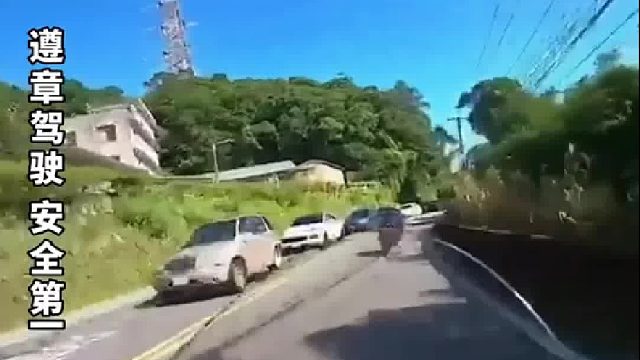 摩托車在山路飆車遇對向摩托車逆行，三臺摩托重重對撞！