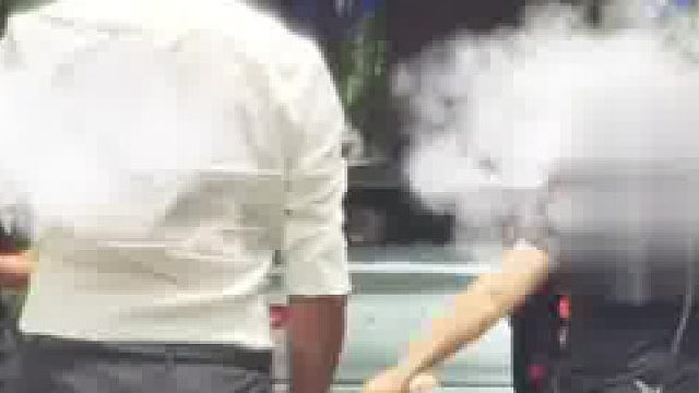 女子人肉占车位不让其他车辆停导致后方堵车白衣男子挺身而出