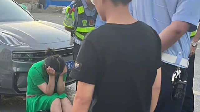 女子骑电动车随意变道被撞，要求轿车司机承担所有责任