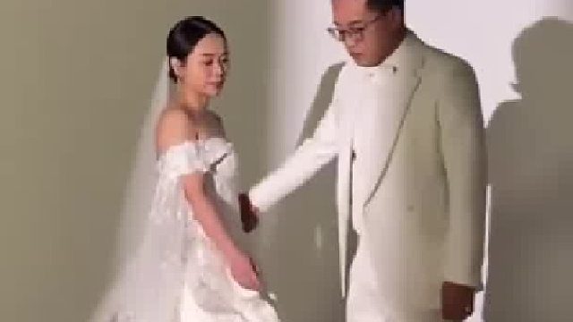 主人带狗狗拍婚纱照，狗狗自己找乖巧镜头