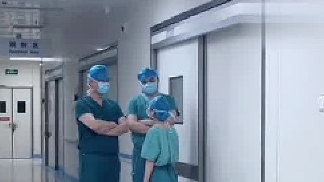 最萌身高差，小跟班生气了，麻醉只能拿棍子了